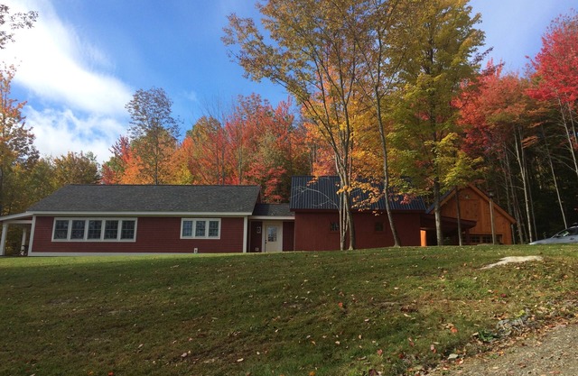 Nouveau, Custom-Built Vermont Retreat Avec Old World Charm