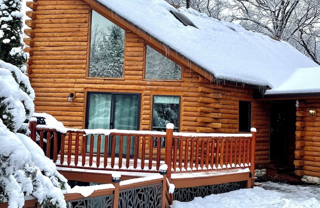April’s Christmas house 4br, 3ba with patio, pool table, poker table