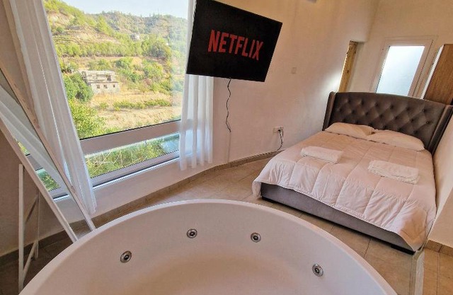 Aprosmeno Jacuzzi House 4