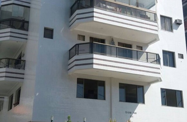 Apt à 400 mètres de Praia do Forte, avec wifi, accueille très bien la famille.