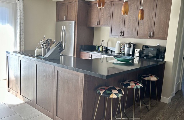 Apt 8 Steps to the beach mountains view, minimum 31 day rent