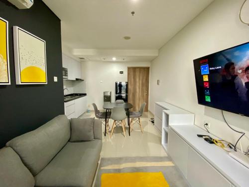 Apt Pejaten Park Residence 1 BR Dewa with Pool & Netflix by Damaresa