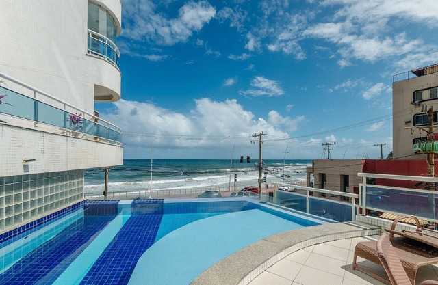 Apt w/Balcony & View, Steps From the sea Opr0303