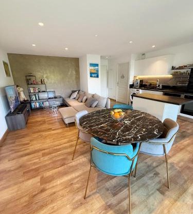 Apt with 2 bedrooms, terrace, pool & parking