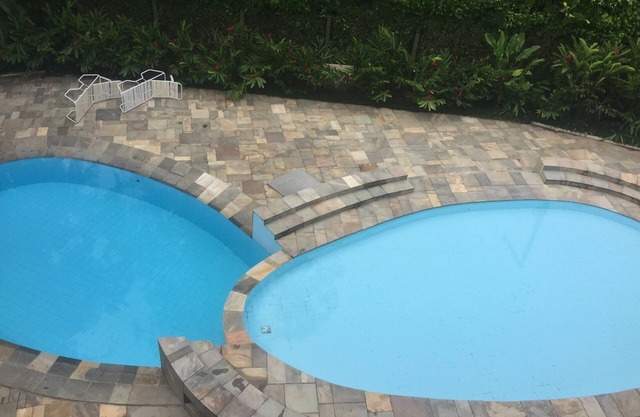Apt. con piscina, a 200 metros de la playa Enseada-Ubatuba- para 8 personas