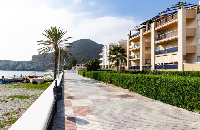 Apto Castell Beach. Appartement avec une grande terrasse en bord de mer.