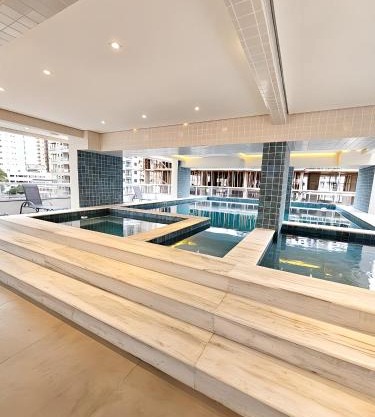 Apto com lazer completo, piscina, ar, mercadinho e pet friendly a 1 min da praia