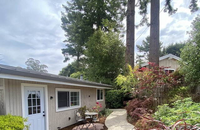 New Light filled Cottage Studio Blocks from Beach