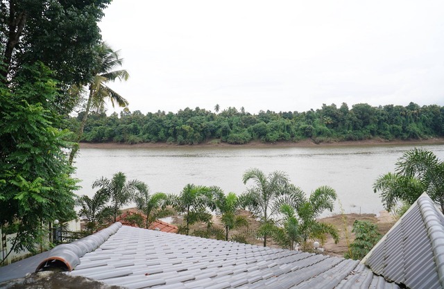 aqua water front resort une villa avec vue sur la rivière periyar
