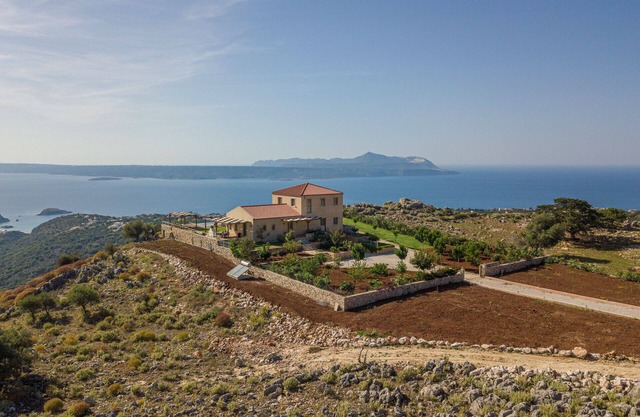 Aquila Villa, une nouvelle villa avec vue panoramique à couper le souffle et une grande piscine