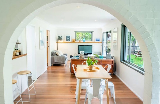 Araluen - Stunningly renovated house down by the lake!
