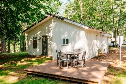 Arbutus Lake-King Suite-Pontoon Rentals