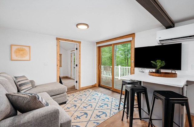 Backwoods cottage on Arbutus Lake w/Pontoon Rentals