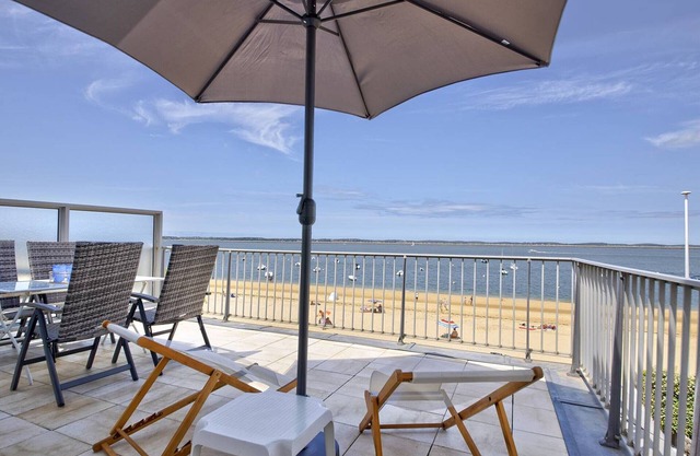 Arcachon Pereire - T2 front de mer avec terrasse et parking, accès direct plage