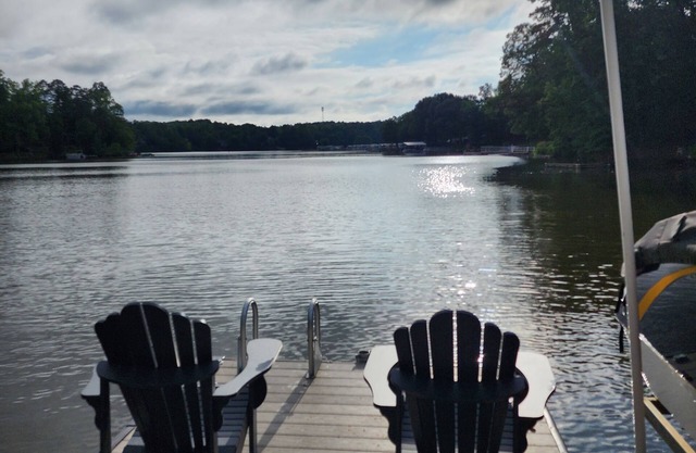 Arcade, billiards, firepit, kayaks, dock, 65" TVs, private dock, grill & smoker