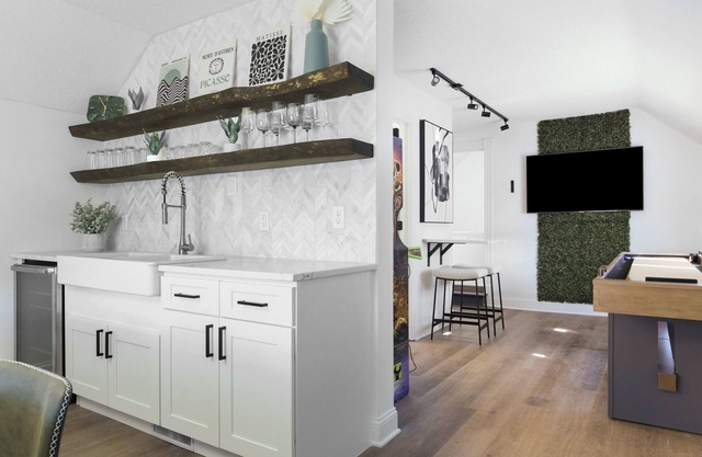 Arcade Game Room / 5min to Downtown / Wet Bar
