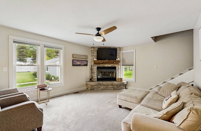 Arcadia Retreat w/private hot tub, gas grill, fire pit, near beach, Dogs- YES!