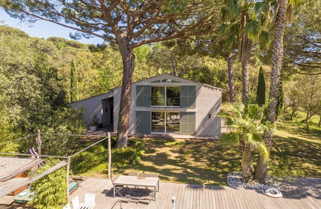 Villa d'architecte, entre mer et colline, à 10 minutes des plages de Gigaro