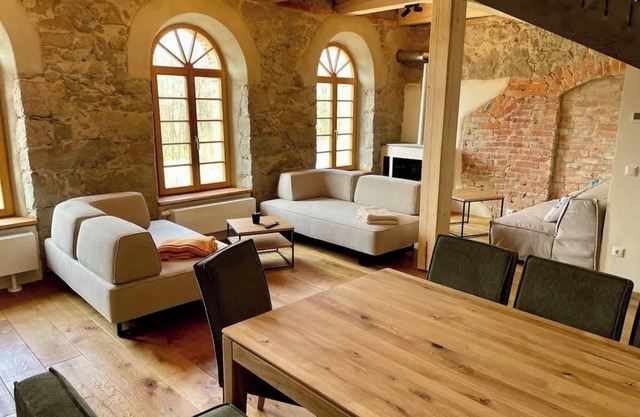 Architects Gallery apartment: whirlpool tub/fireplace/massage chair- hiking & relaxing