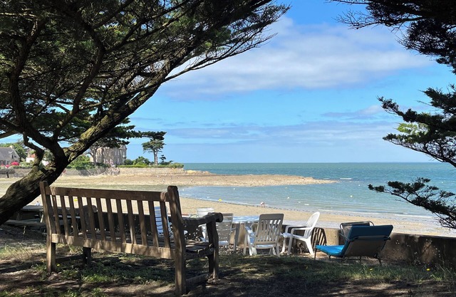 Maison d'architecte devant l'océan, directement sur la plage.