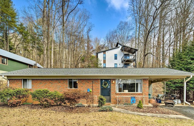 Arden Bungalow w/ Fire Pit: Near Lake Julian Park