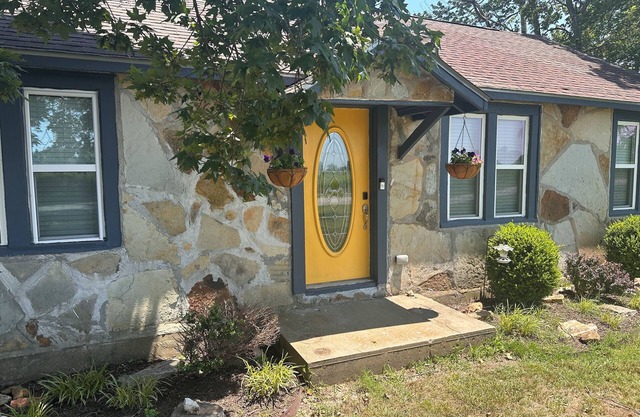Arkansas “giraffe” farm house - Buttercup Cottage