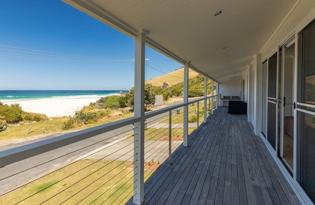 Arkon - beautiful spacious pet friendly home with ocean and beach views