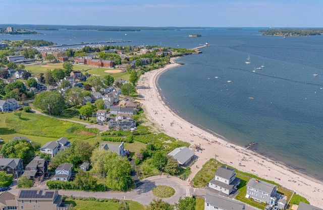 Ground floor 2 bed condo 1 block to Willard beach!