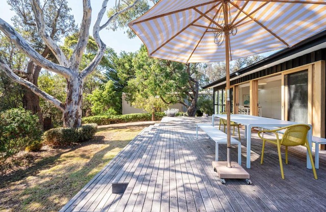 Arlo Beach House - Beachside, Pet Friendly, Fireplace