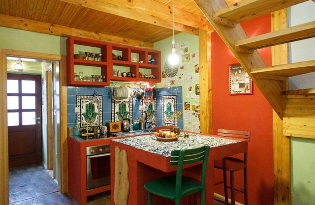 AUTOUR DE LA MAISON MONDIALE. Appartement unique, confortable, sur 2 niveaux, acceptant les animaux domestiques à Dorcol