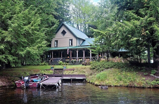 Camp de pointe de flèche. Bienvenue dans une nouvelle location de camp située à Inlet NY