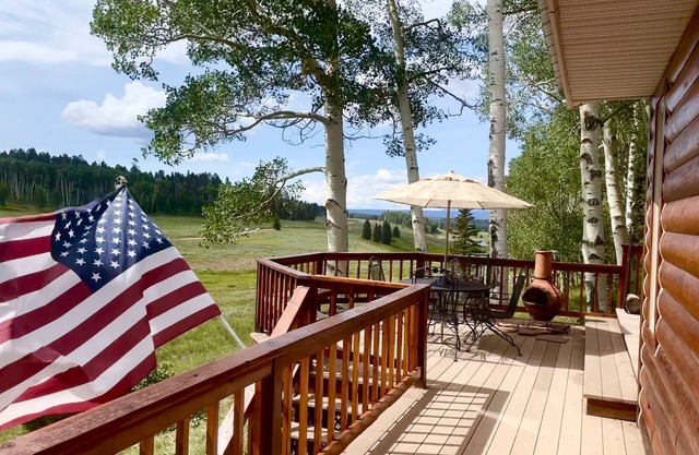 Arrowhead Sanctuary!! Beautiful Cabin! Deck with Fire Pit & Incredible Views!