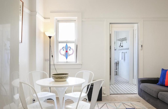 Art Deco Oasis Minutes From the City