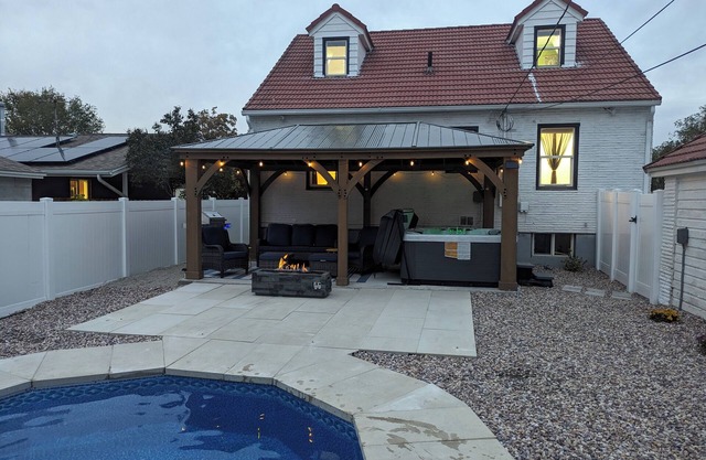 Art Deco Oasis: Pool, Hot Tub, 5 BDR, 3 BTH, 2 King Beds, Arcade, BBQ, 4 TV's