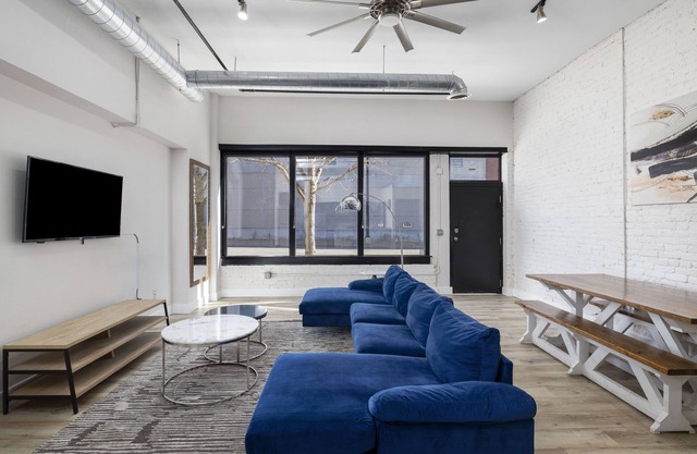 Art District Loft - 4BD/2BA Downtown SGF, Brick City