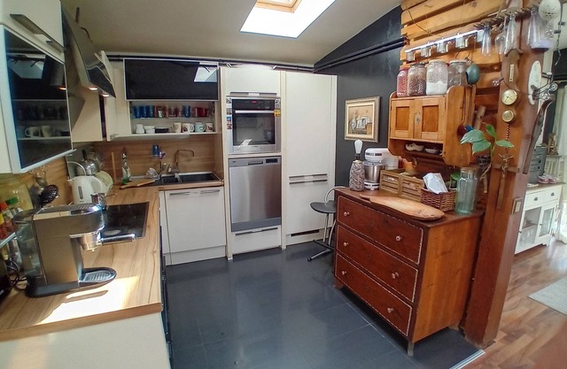 ART ROOM with shared bathroom and kitchen in Ljubljana
