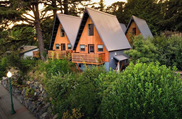 ArtBliss I: Cozy Cabin w. River Views and Firepit