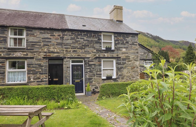ARTHUR’S COTTAGE, pet friendly, character holiday cottage in Tywyn