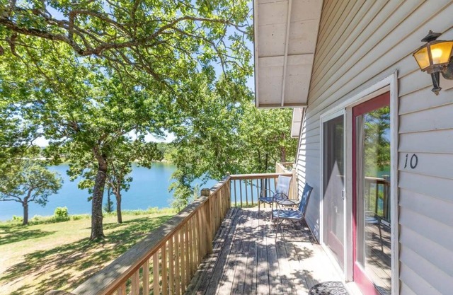 Artilla Cove Cabin 10- Lake views- Pool & Hot Tub