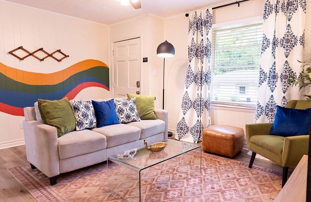 Artist's Bungalow- 1/2 mi from Covington Square