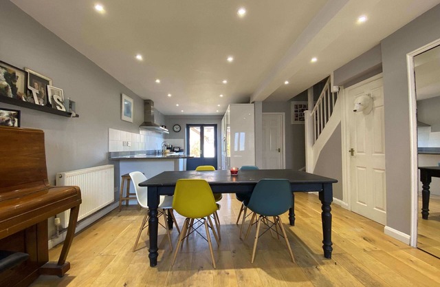 Artist's Eclectic Townhouse close to the river