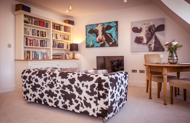 Artist's Loft - stylish 1-bed just 5 mins stroll from the beach
