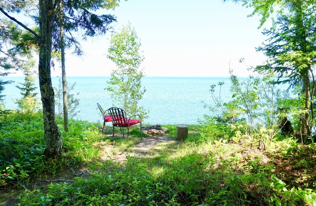 Perche d'artiste sur l'île Madeline surplombant Big Bay et à quelques pas de la plage