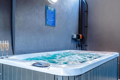 Artistic flat w/hot tub & family comforts