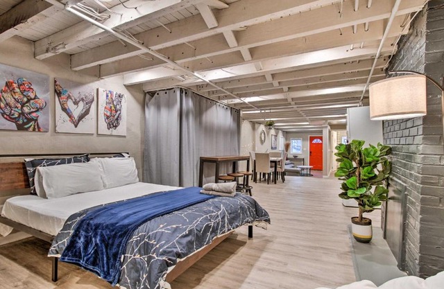 Artsy Philadelphia Studio about 7 Mi to Downtown!