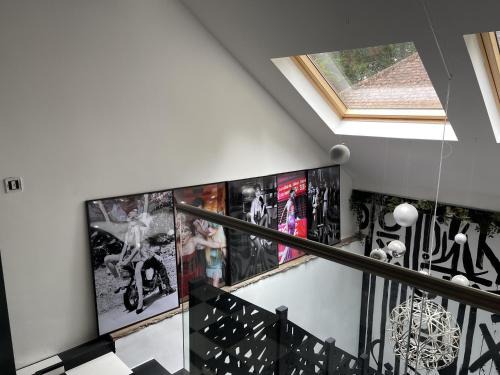 Artsy Retreat - Sleeps 8 Free Parking & Balcony