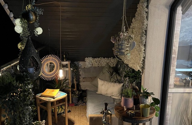 Artsy Retreat - Sleeps 8, Free Parking & Balcony