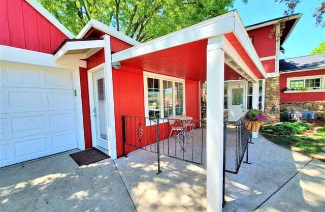Artsy Tartsy Bunk House at the Lake