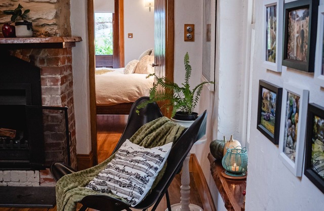 Arukah Cottage - 1860's 1- Bedroom Country Cottage Couples Retreat