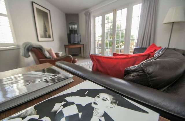 Arundel Mews: 2 chambres, 3 couchages, parking gratuit, terrasse